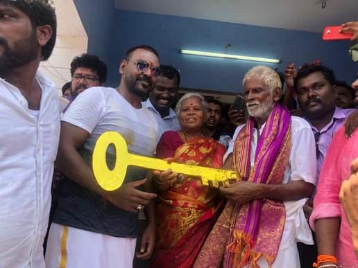 சமூக சேவகர் கணேசனுக்கு நடிகர் ராகவ லாரன்ஸின் பரிசு வழங்கினார்