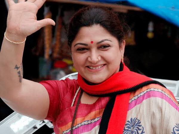 முதல்வர் ஜெயலலிதா அவர் காரில் கடந்து செல்வதை மக்களுடன் நான் சாலையில் நின்று அவரை பார்த்திருக்கிறேன் என்று குஷ்பு தெரிவித்துள்ளார்.