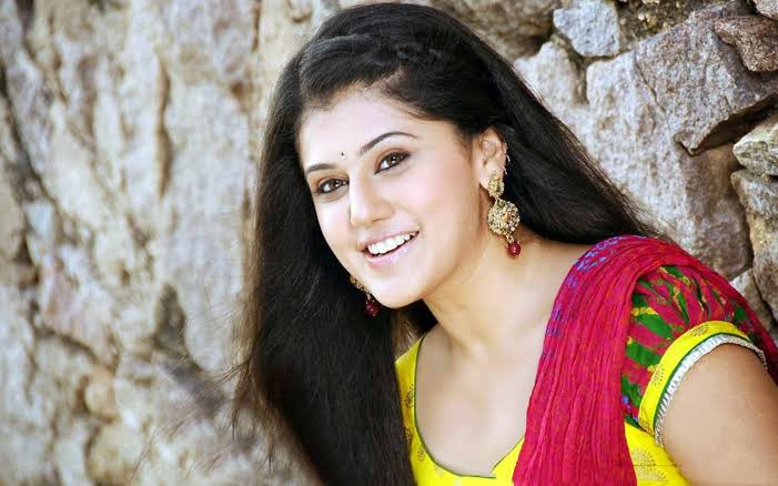 நடிகை டாப்சி படத்தை கைப்பற்றிய பிரபல இயக்குநர