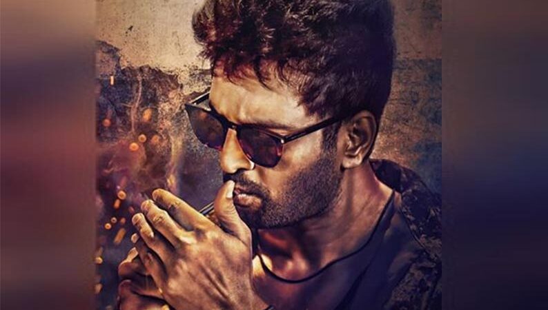புகைப்பிடிக்கும் ‘ஃபர்ஸ்ட் லுக் போஸ்டர்’ – வருத்தம் தெரிவித்த நடிகர் சந்தானம்.