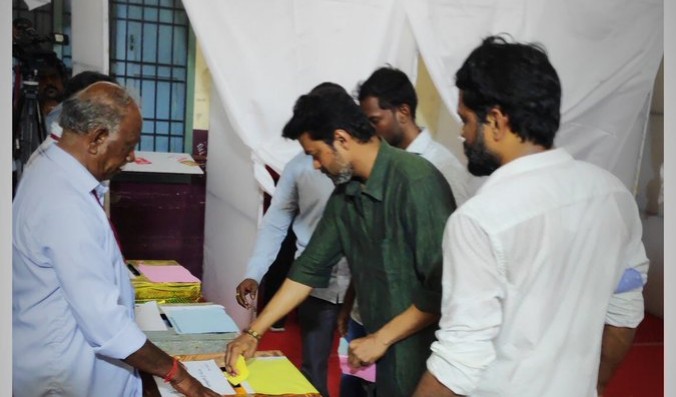 தென்னிந்திய நடிகர் சங்க தேர்தலில் வாக்களித்தார் – விஜய்