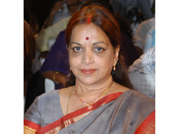 கின்னஸ் சாதனை படைத்த பெண் இயக்குனர் மகேஷ் பாபுவின் அம்மாவும் நடிகை விஜய நிர்மலா காலமானார்!