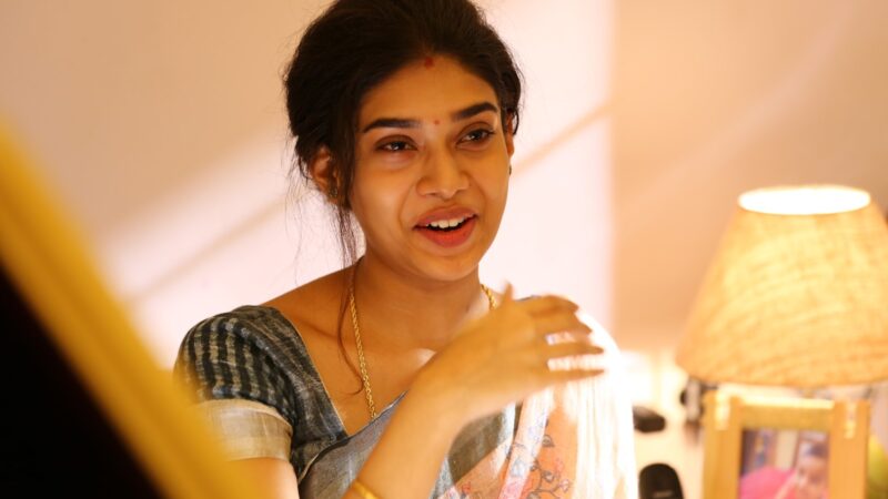 நடிகை துஷாரா போதை ஏறி புத்தி மாறி விளம்பரங்களில் தனது தோற்றத்தின் மூலம் ரசிகர்களை கவர்ந்துள்ளார்.