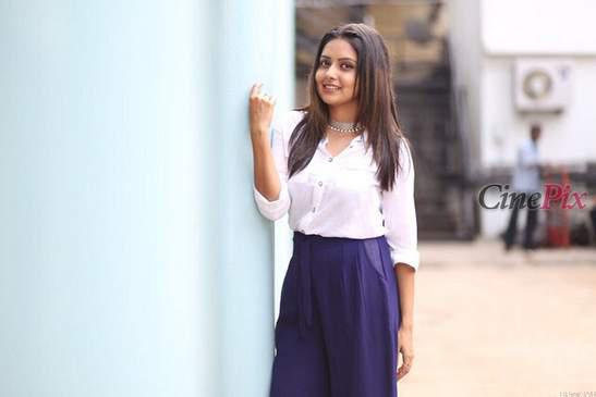 படத்திற்காக புகைபிடித்த இளம் நடிகை