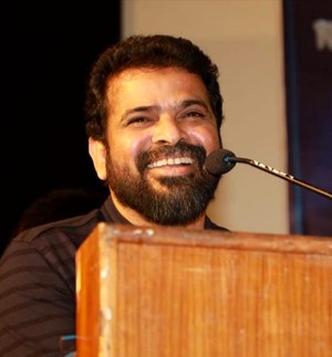 கைத்தட்டல்களை கேட்டு வாங்குபவர்களுக்கு செருப்படி கொடுத்த இயக்குநர் அமீர்