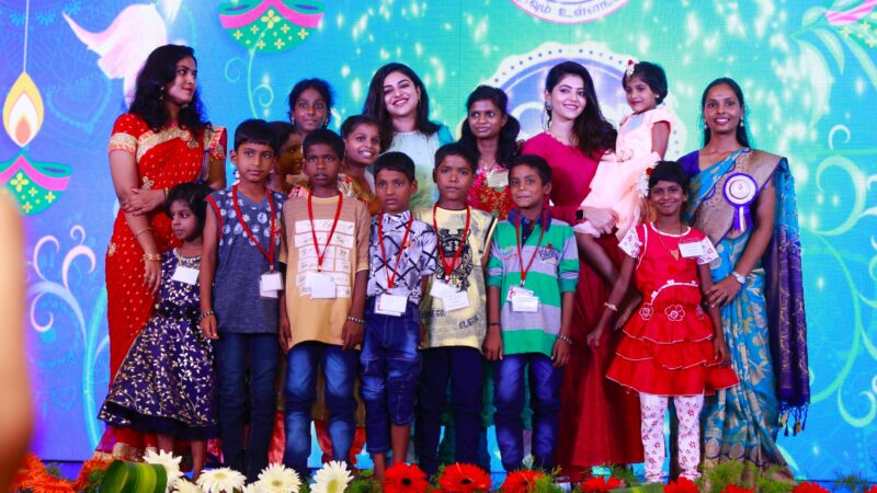 குழந்தைகளுடன் தீபாவளி கொண்டாடிய நடிகைகள் இந்துஜா, அதுல்யா ரவி