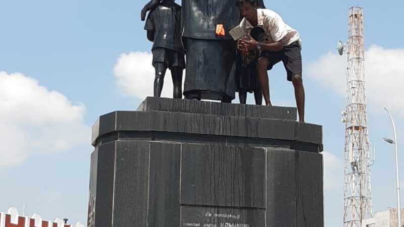 மெரீனா கடற்கரை சாலையில் உள்ள காமராஜர் சிலையை பராமரிக்கப்படாமல் இருந்ததை சமத்துவ மக்கள் கட்சியினர் சுத்தம் செய்தனர்!?