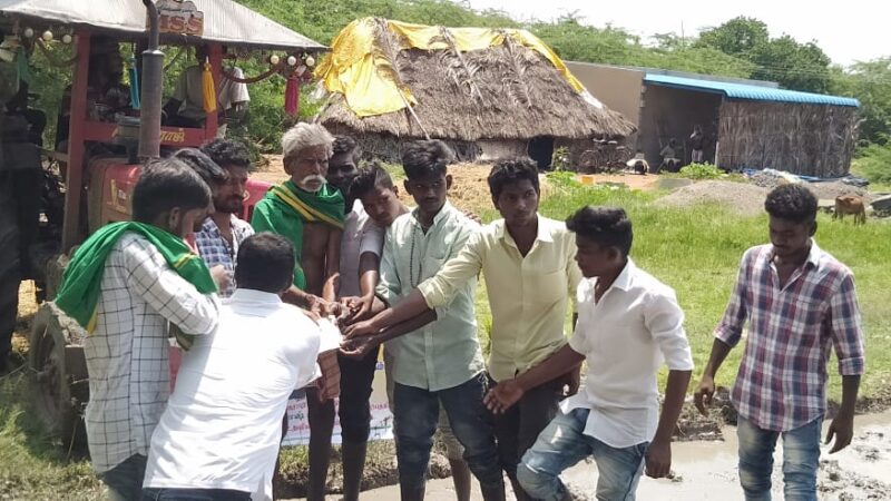 சங்கத்தமிழன் திரைப்பட வெளியீட்டை முன்னிட்டு பேனர் வைப்பதற்கு மாறாக வட்டிக்கு பணம் கேட்ட விவசாயீக்கு – ஒரு ஏக்கரில் நாற்று நட்டு விவசாயம் செய்து கொடுத்த விஜய் சேதுபதி ரசிகர்கள்.!