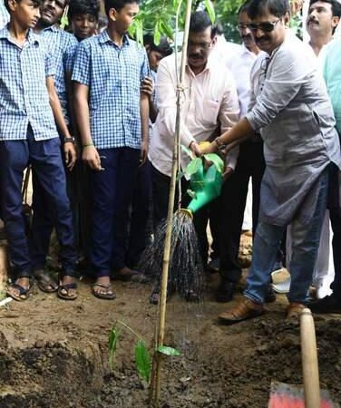 ‌ஜயா அப்துல் காலம் பிறந்தநாளை முன்னிட்டு மரக்கன்றுகளை நட்டு வைத்தார் நடிகர் விவேக்