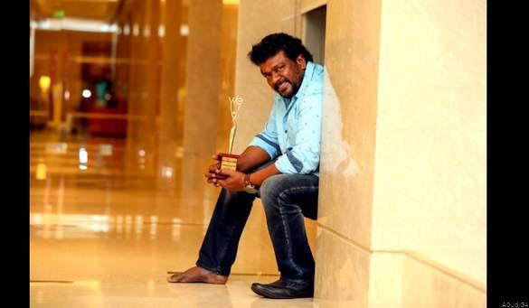 விருது விழாவிற்கு ஒற்றை காலில் மட்டும் செருப்பு அணிந்து சென்ற பிரபலம்