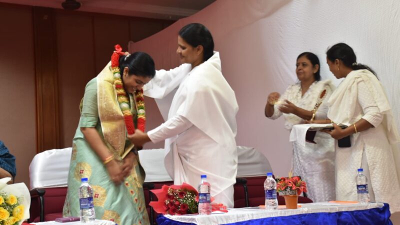 உலக அமைதிப்பாடல் விருது பெற்ற இசையமைப்பாளர் எஸ்.ஜே. ஜனனிக்கு பாராட்டு விழா நடத்தி கௌரவித்த பிரம்மா குமாரிகள்