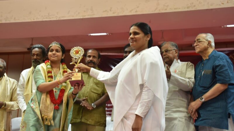 உலக அமைதிக்காக ஹாலிவுட் இயக்குனர் ஜேம்ஸ் கேமரூனுடன் இணைந்து பணியாற்றும் தமிழ் பெண் இசையமைப்பாளர்