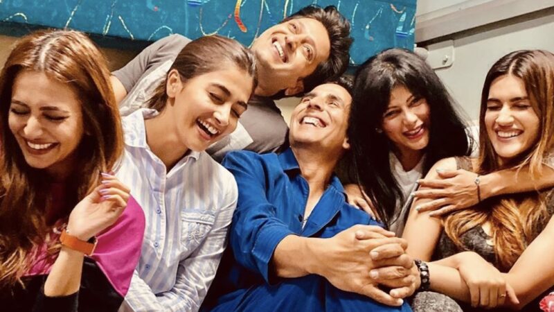 Fan-frenzy, games and laughter! Housefull 4 cast on a rollercoaster ride with first time ever ‘Promotions on Wheel’
