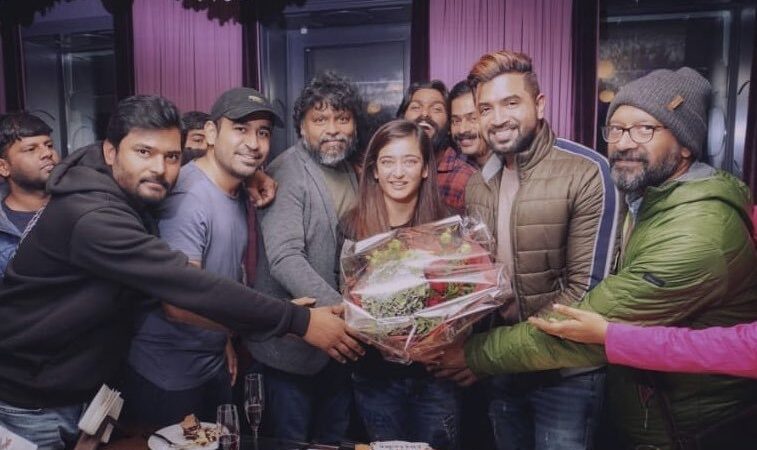 படப்பிடிப்பு தளத்தில் பிறந்தநாளை கொண்டாடினர் நடிகை அக்ஷரா ஹாசன்