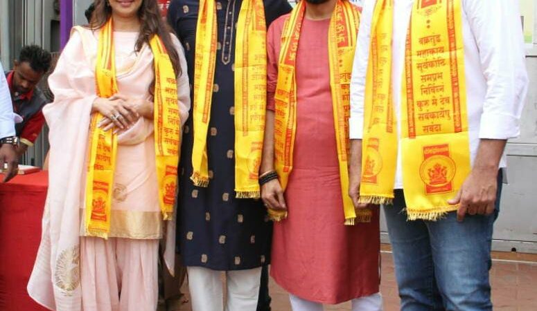 Ashutosh Gowariker & Team Panipat Launch Their First Song ‘Mard Maratha’ in Mumbai’s Siddhivinayak Mandir.