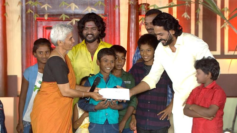 நடிகர் கார்த்தியின் உழவன் ஃபவுண்டேஷன் சார்பில் தற்சார்பு வேளாண்மையில் பல்வேறு பிரிவுகளில் சிறந்த பங்களிப்பை அளிப்பவர்களுக்கு உழவர் விருதுகளும் ஒரு இலட்சத்திற்கான காசோலையும் வழங்கி கெளரவிக்கப்பட்டது.   