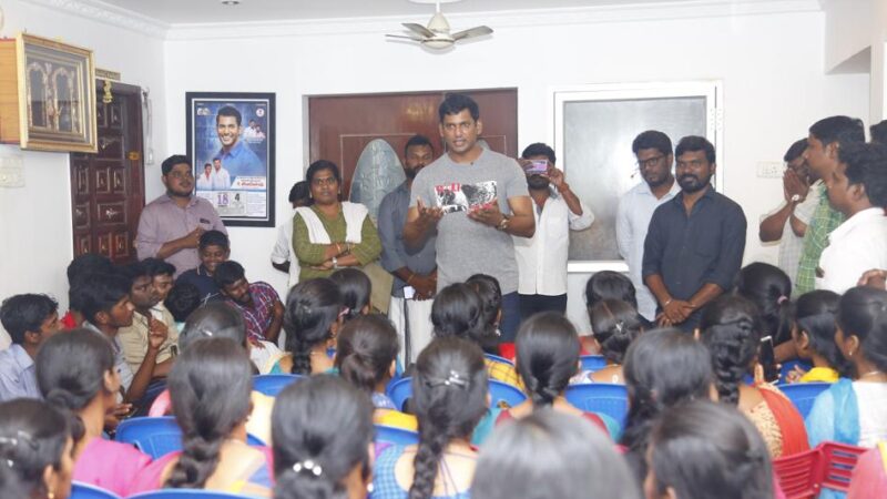 விஷால்- இன்  தேவி அறக்கட்டளை சார்பில் ஆண்டுதோறும் பன்னிரண்டாம் வகுப்பு முடித்தும் மேற்படிப்பு தொடர முடியாத எழை, எளிய மாணவ, மாணவர்களுக்கு மேற்படிப்பு படிப்பதற்கு  உதவி செய்து வருகிறார்
