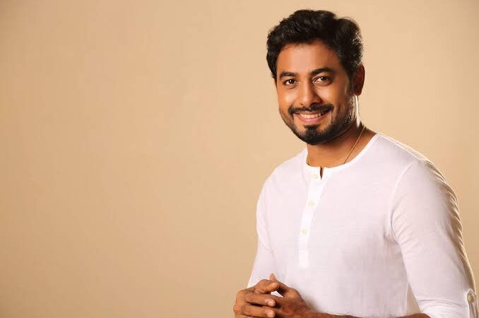 நடிகர் ஆரி தனது பெயரை ஆரி அருஜுனா என மாற்றியுள்ளார்