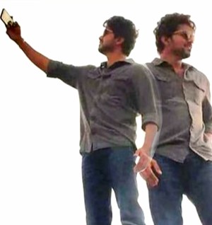 வேன் மீது ஏறி நின்று மாஸ் காட்டிய ‘மாஸ்டர்’ தளபதி விஜய்