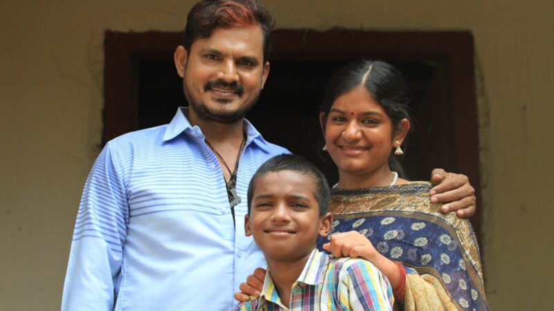 காதலர்களை  வைத்து அரசியல் செய்யும் அரசியல்வாதிகளுக்கு எதிரான படம் ” எட்டுத்திக்கும் பற