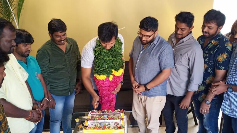 வசூலில் முந்திய ஜீவாவின் “சீறு” – கேக் வெட்டி கொண்டாடிய படக்குழுவினர்.