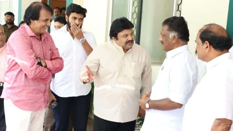 நடிகர் பிரபு அவர்கள் துணை முதல்வர் திரு பன்னீர்செல்வம் அவர்களை நேரில் சந்தித்து அழைப்பிதழ் வழங்கினார்.