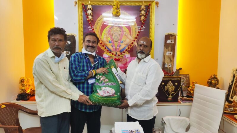 சினிமா பத்திரிகையாளர் சங்கத்தின் உறுப்பினர்களுக்கு அத்தியாவசிய மளிகை பொருட்களையும் வழங்கினார் தயாரிப்பாளர் திரு.பெப்சி சிவா.