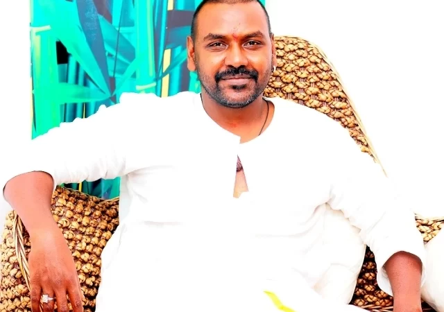 தென்னிந்திய நடிகர் சங்கத்திற்கு நலிந்த நடிகர்கள், மற்றும் நாடக நடிகர்களுக்கு ரூபாய் 25 லட்சத்தை நிதியாக அளித்துள்ளார்.