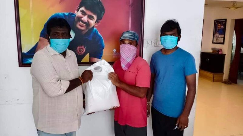 நடிகர் விஷால் அவர்கள் தனது தேவி அறக்கட்டளை மூலம் மக்கள் நல இயக்கத்தின் சார்பிலும் மாவட்ட வாரியாக நிவாரண உதவிப் பொருட்கள் வழங்கி வருகின்றார்கள்