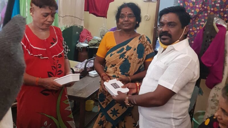 அன்னையர் தினத்தை முன்னிட்டு1500 பேருக்கு உணவு வழங்கிய பின்னணி பாடகர் வேல்முருகன்.