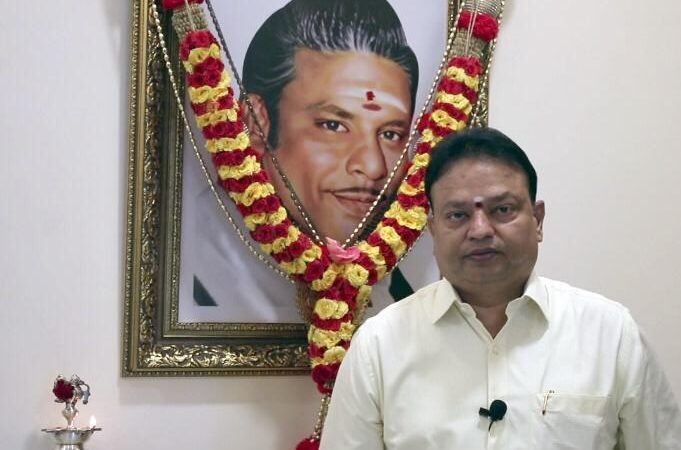 தனது தந்தை ஐசரி வேலன் அவர்களின் நினைவு நாளை முன்னிட்டு நலிந்த கலைஞர்களுக்கு 25 லட்சம் உதவிய தயாரிப்பாளர் ஐசரி கணேஷ்.