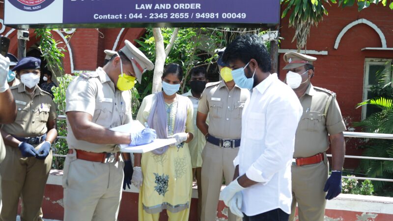 நிஜ கதாநாயகர்களான காவல் துறையினரிடம் ஆட்டோகிராப் வாங்கிய நடிகர் சூரி.
