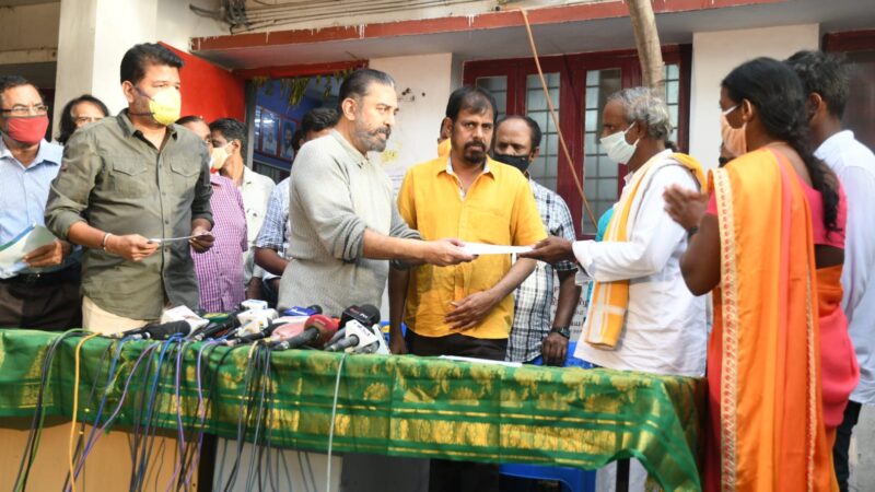 உலகநாயகன் கமல்ஹாசன் நடிக்கும் இந்தியன்-2 படப்பிடிப்பில் உயிரிழந்தோர் குடும்பத்திற்கு நிதியுதவி வழங்கிய படக்குழுவினர்.