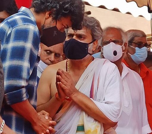 பிரபல பின்னணி பாடகர் எஸ் பி பாலசுப்ரமணியம் உடல் நல்லடக்கதின் போது தளபதி நடிகர் விஜய் நேரில் சென்று இறுதி அஞ்சலி செலுத்தினார்.