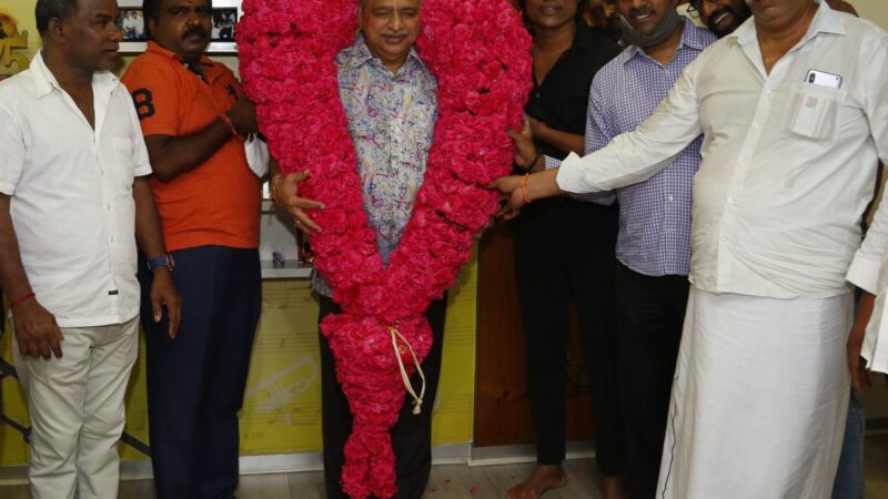 திரைப்பட தயாரிப்பாளரும் பைனான்சியருமான திரு.சந்திரபிரகாஷ் ஜெயின் அவர்களுக்கு இன்று பிறந்த நாள் சால்வையும், மாலையும் அணிவித்து பாராட்டி வாழ்த்தினார்.