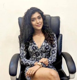 தன்னை மெருகேற்றிக் கொள்ள சர்ஃபிங் கற்றுக்கொள்ளும் பிகில் நடிகை காயத்ரி ரெட்டி!