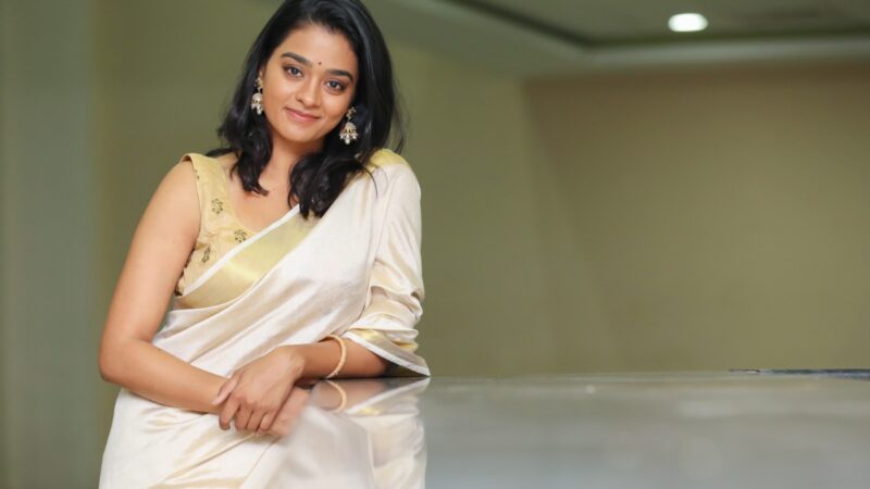 பிரபல திரைப்பட விழா போட்டியில் இயக்குனராக வெற்றி பெற்ற நடிகை காயத்திரி!