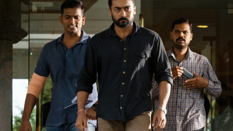 வாழ்நாள் திரைப்படமான அமேசானின் சூரரைப் போற்று வெளியீட்டை முன்னிட்டு ஒரு விசேஷ போஸ்டருடன் நடிகர் சூர்யா தனது ரசிகர்களை கவுரவித்தார்.