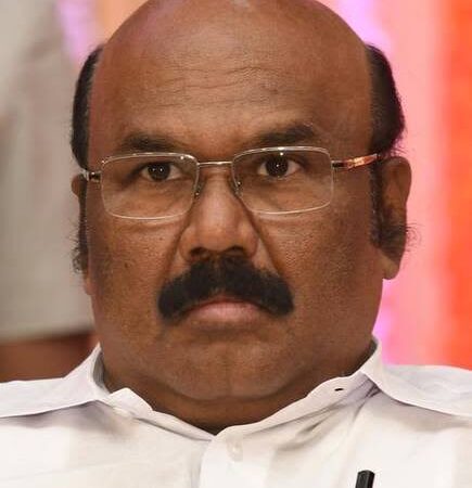 அண்ணாசாலையில் கரை வேட்டியுடன் பைக்கில் வலம் வந்த அமைச்சர்!