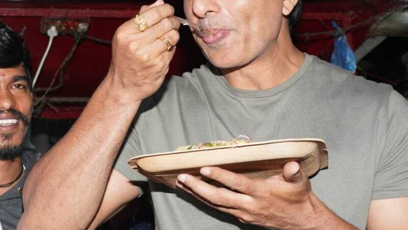 ரசிகர் ஒருவரின் சாலையோர உணவகத்திற்கு சென்று சாப்பிட்டு ரசிகருக்கு இன்ப அதிர்ச்சி கொடுத்துள்ளார் பாலிவுட் நடிகர் சோனு சூட்.!