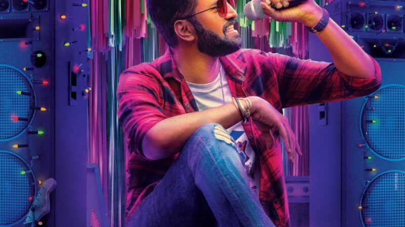 ஜான்சன் – சந்தானம் கூட்டணியின் ‘பாரீஸ் ஜெயராஜ்’ ஃபர்ஸ்ட் லுக் வெளியிடப்பட்டது.