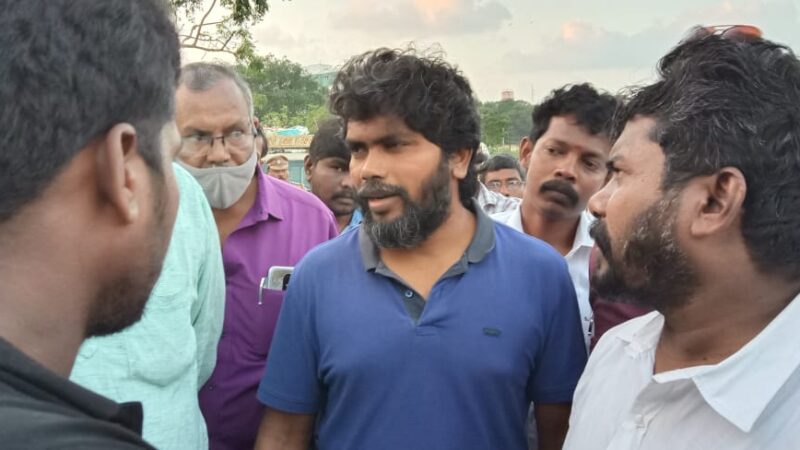 சென்னை தீவுத்திடல் அருகே குடிசைவாழ் சேரி மக்களை வெளியேற்ற கூடாது என இயக்குனர் பா.இரஞ்சித் தமிழக அரசுக்கு வலியுறுத்தியுள்ளார்.
