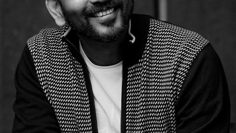 லவ் பண்ணா உட்றனும்” Netflix நிறுவனத்தின் தமிழ் ஆந்தாலஜி திரைப்படமான “பாவக்கதைகள்” திரைப்படத்தில் இயக்குநர் விகனேஷ் சிவனின் பகுதி !