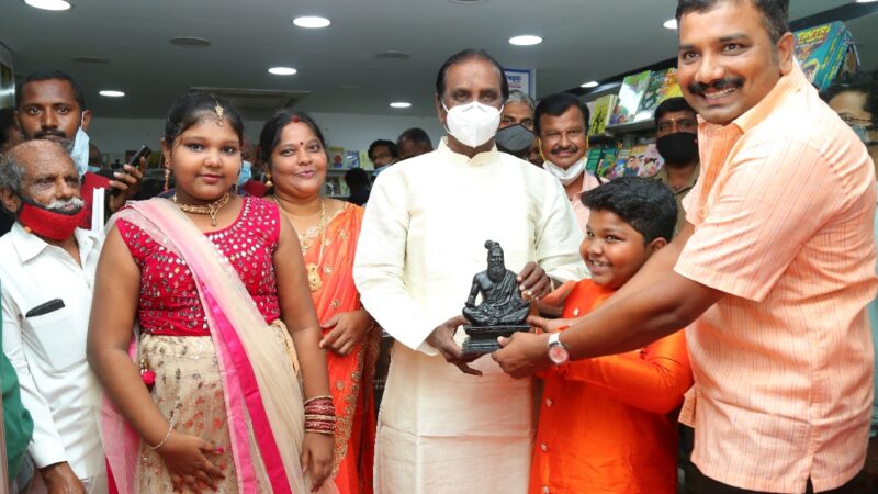 இந்த டிஸ்கவரி புக் பேலஸ் சிறப்புப் புத்தகக் கண்க்காட்சியை கவிப்பேரரசு வைரமுத்து அவர்கள் தொடங்கி வைத்துள்ளார்.