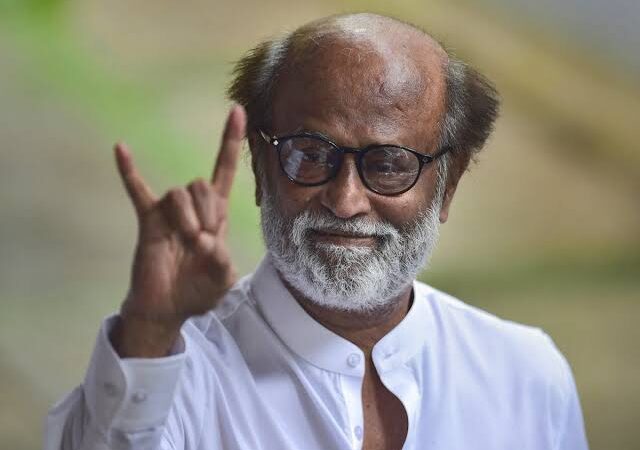 கட்சியும் இல்லை சின்னம் இல்லை அரசியலுக்கு இல்லை ஆண்டவன் சொல்றார் சூப்பர் ஸ்டார் ரஜினிகாந்த் செய்கிறார் அரசியல் கட்சி தொடங்கும் முடிவை கைவிட்டார்.