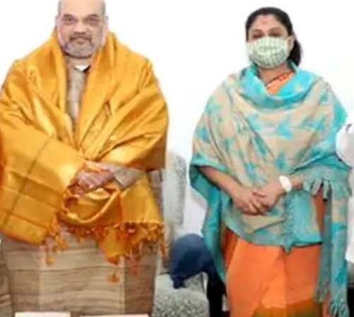 காங்கிரஸ் கட்சியில் இருந்து விலகி மீண்டும் பாரதிய ஜனதா கட்சியில் இணைந்தார் நடிகை விஜயசாந்தி.