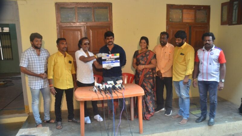 இசையமைப்பாளர் சங்கர் கணேஷ் கிளாப் போர்ட் அடித்து ’பேராசை’ படப்பிடிப்பை துவக்கி வைத்தார்.