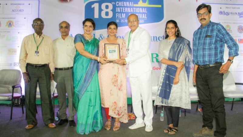 நடிகை ஐஸ்வர்யா ராஜேஷ் அரசின் கலைமாமணி விருது பெற்றதைத் தொடர்ந்து சென்னை சர்வதேச திரைப்படவிழாவிலும் சிறந்த நடிகைக்கான விருதைப் பெற்றார்.
