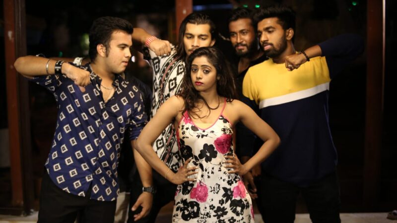 பொதுமக்கள் மத்தியில் கல்லூரி மாணவர்களை தோப்புக்கரணம் போட வைத்த தாதா.
