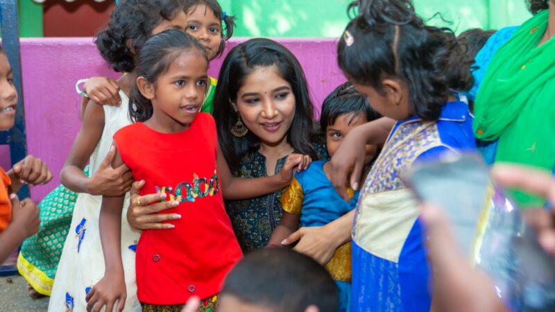 வித்தியாசமான முறையில் காதலர் தினத்தைக் கொண்டாடிய நடிகை சாக்ஷி அகர்வால்! உற்சாகத்தில் மிதந்த குழந்தைகள்!